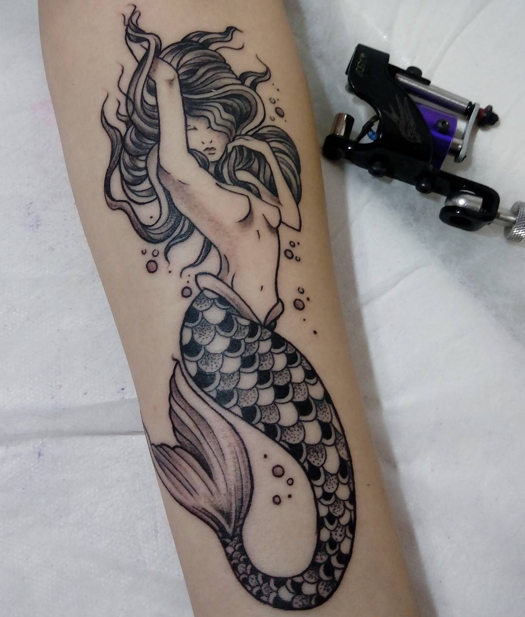 翟小姐手臂写实美人鱼纹身图案