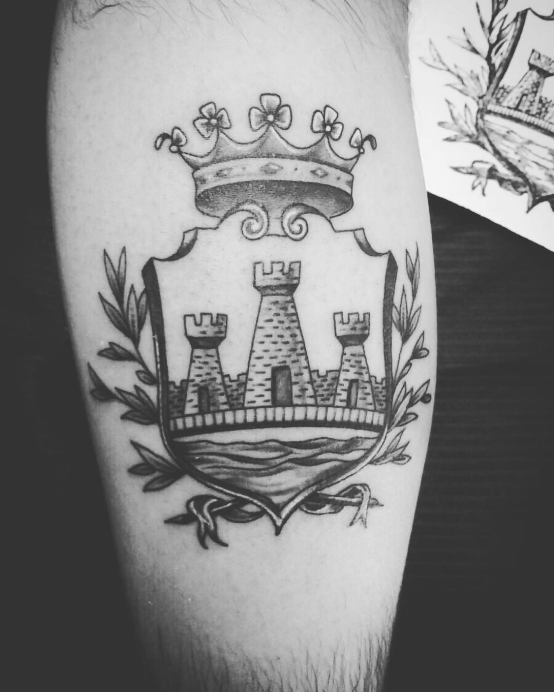 江先生小腿oldschool皇冠城堡纹身图案