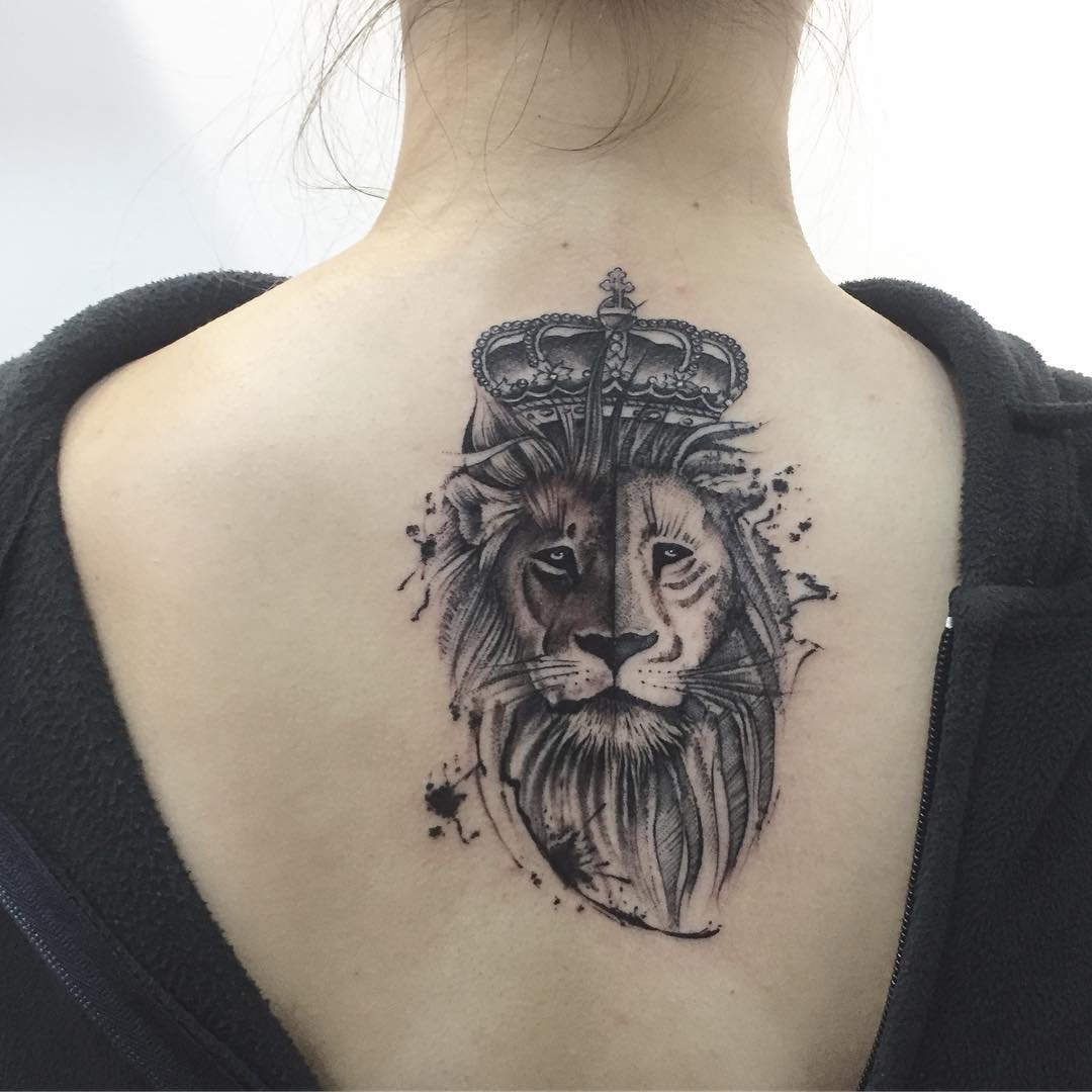 做旅游的吴小姐后背狮子纹身图案