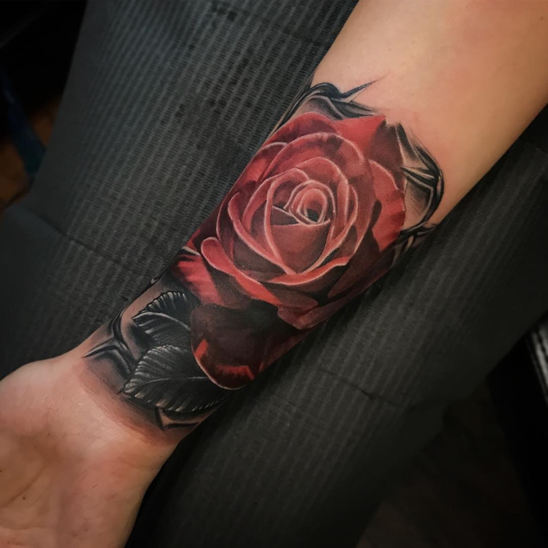 蔚先生小臂写实彩色玫瑰纹身图案