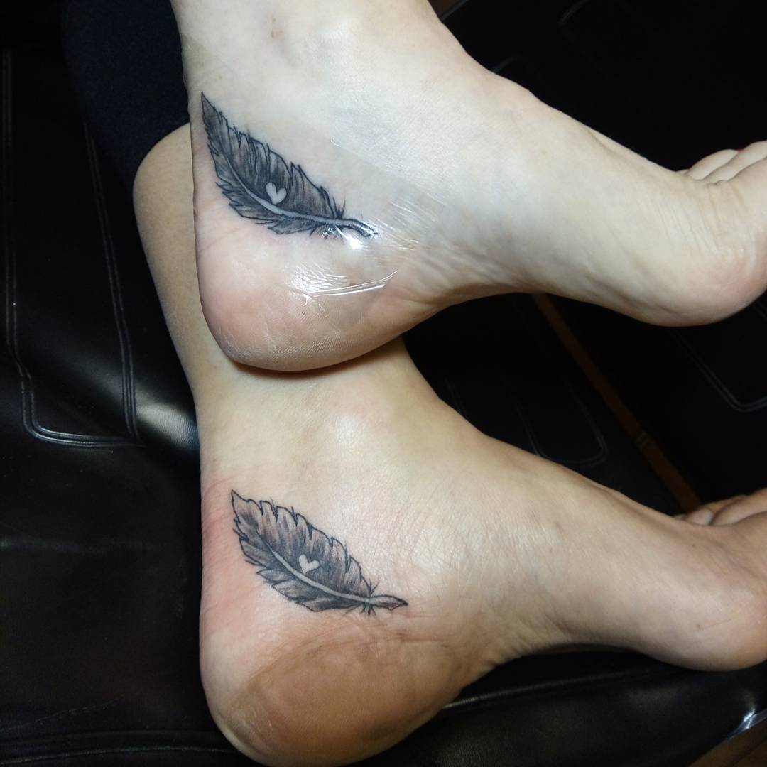 空小姐脚踝羽毛纹身图案