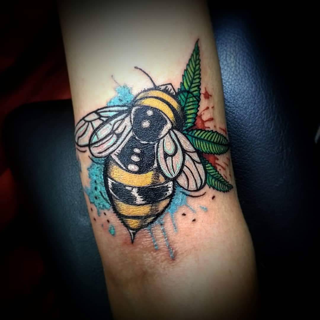 杜小姐手臂可爱蜜蜂纹身图案