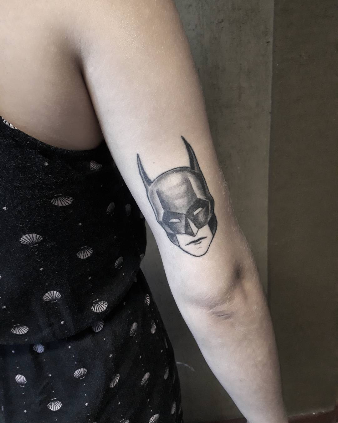 搞手机游戏的章小姐大臂蝙蝠侠纹身图案