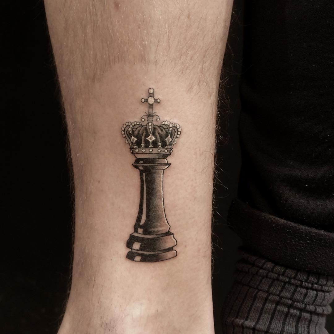 卢先生小腿皇冠西洋棋棋子纹身图案