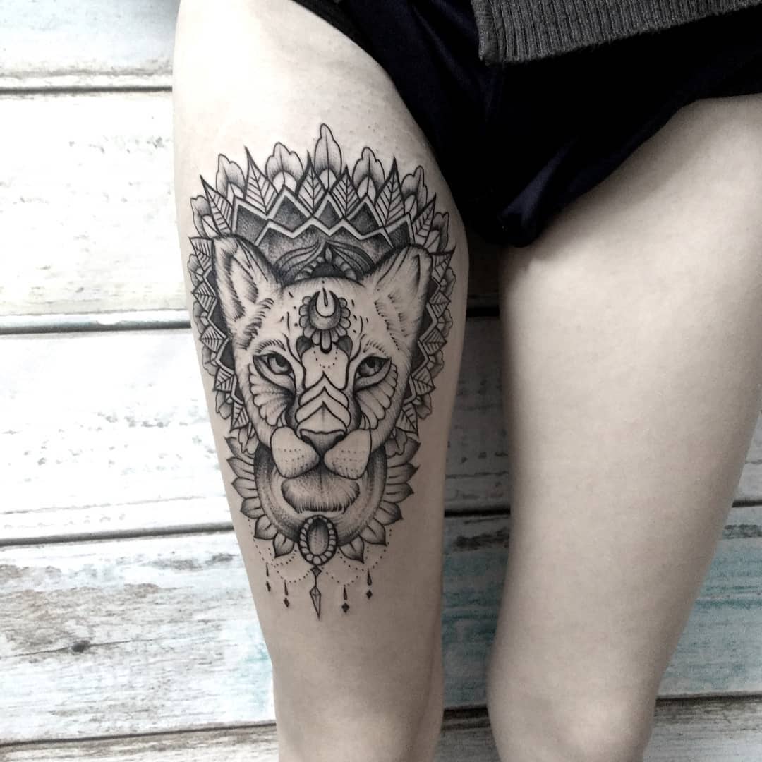 锺小姐大腿梵花狮子纹身图案