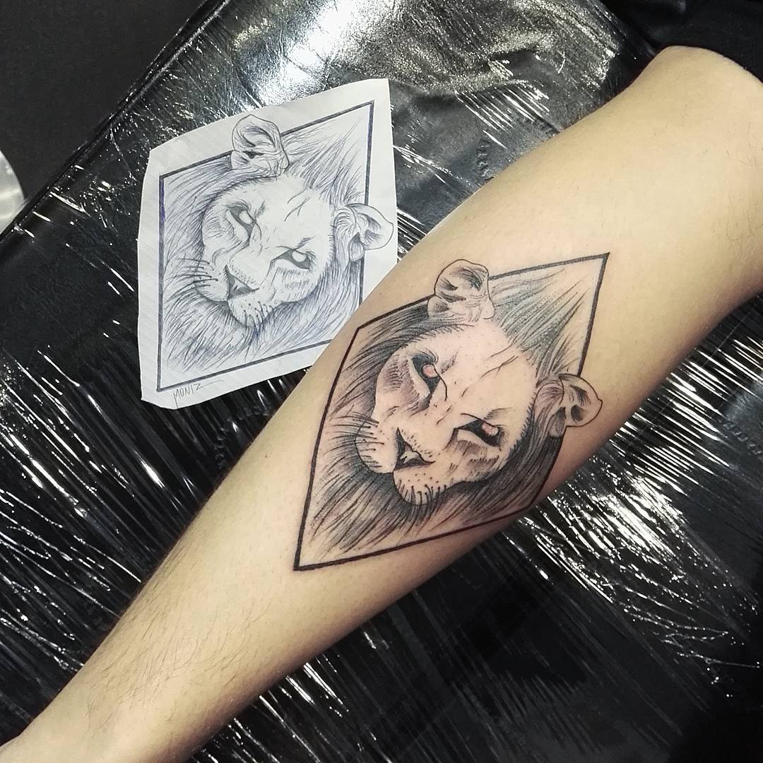 贾先生小臂几何图形狮子纹身图案